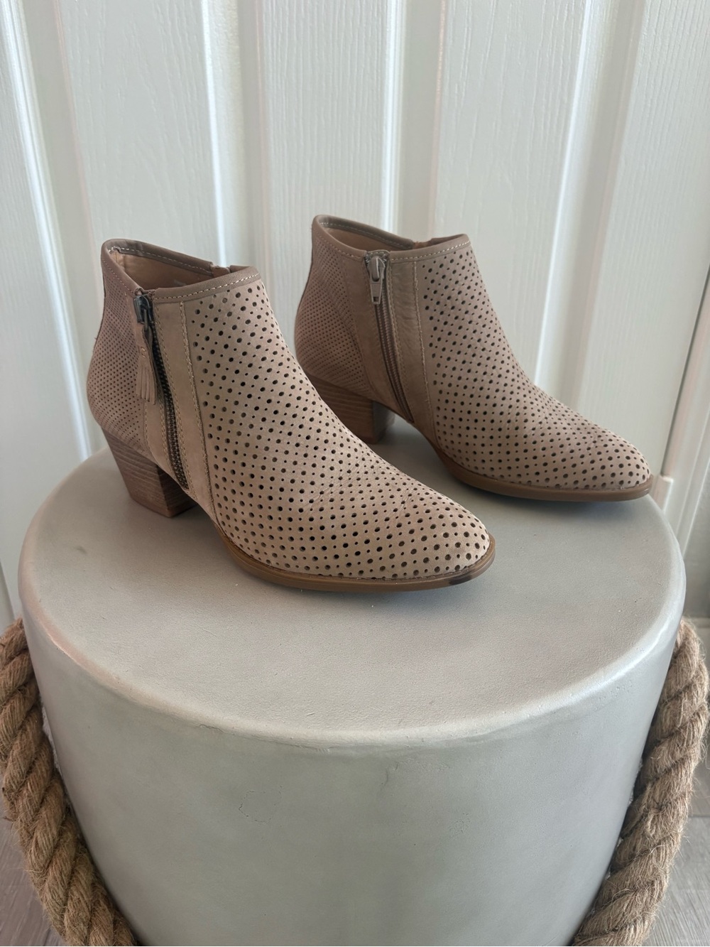 Earth | Stone colored Ankle Booties | sz 8.5 | Excellent Condition